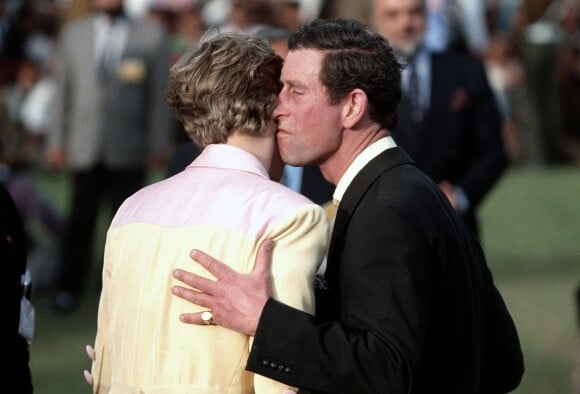 La princesse Diana et le prince Charles à Jaipur le 13 février 1992, lors de la remise de trophée au terme d'un match de polo au cours d'un voyage en Inde. Au moment où Charles veut embrasser Diana, elle détourne la tête. Leur dernier "baiser" en public avant le divorce.
