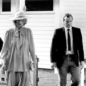La princesse Diana, enceinte du prince Harry le 20 juin 1984, avec son garde du corps Barry Mannakee.