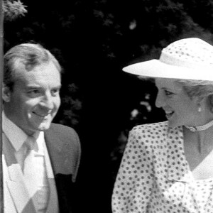 La princesse Diana avec son garde du corps Barry Mannakee en 1985. Amoureuse de lui, elle aurait envisagé de fuir la famille royale avec lui, qui est décédé dans un accident de moto en 1987.