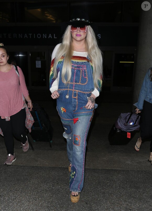 Kesha arrive à l'aéroport de Los Angeles (LAX), le 5 juillet 2017. © CPA/Bestimage