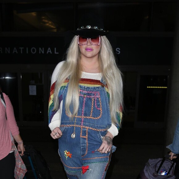 Kesha arrive à l'aéroport de Los Angeles (LAX), le 5 juillet 2017. © CPA/Bestimage