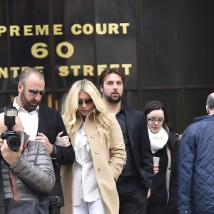 La chanteuse Kesha quitte la cour de New York après son audition dans l'affaire qui l'oppose à Dr Luke, le 19 février 2016.