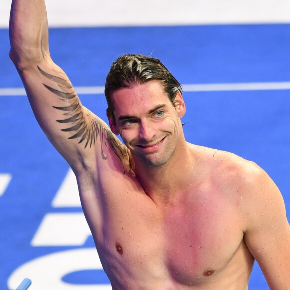 Camille Lacourt remportant son troisième titre mondial du 50 m dos, le cinquième titre planétaire de sa carrière pour sa toute dernière course, dimanche 30 juillet 2017 à Budapest.