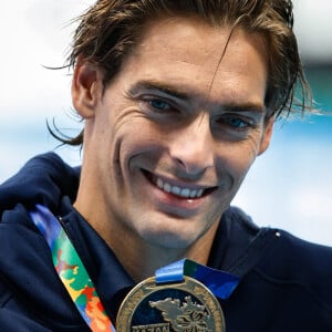 Camille Lacourt remportant son troisième titre mondial du 50 m dos, le cinquième titre planétaire de sa carrière pour sa toute dernière course, dimanche 30 juillet 2017 à Budapest.