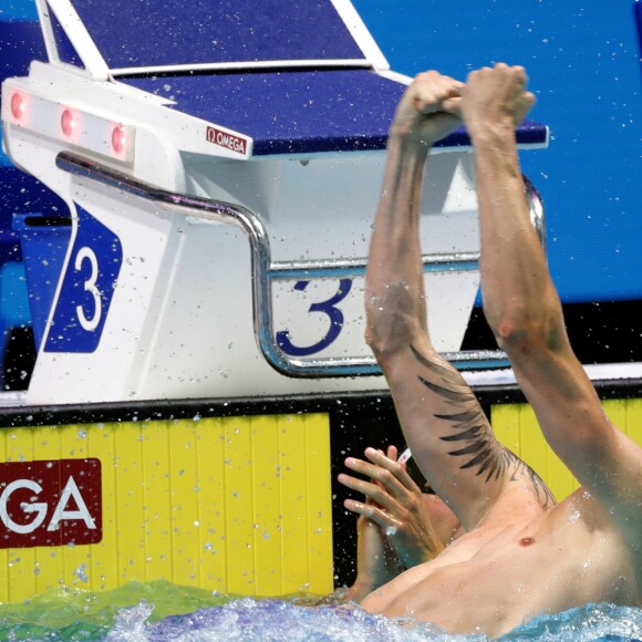 Camille Lacourt remportant son troisième titre mondial du 50 m dos, le cinquième titre planétaire de sa carrière pour sa toute dernière course, dimanche 30 juillet 2017 à Budapest.