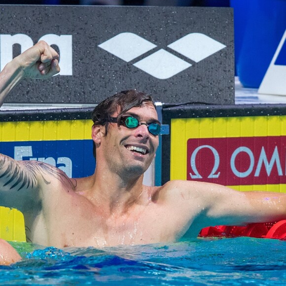 Camille Lacourt remportant son troisième titre mondial du 50 m dos, le cinquième titre planétaire de sa carrière pour sa toute dernière course, dimanche 30 juillet 2017 à Budapest.