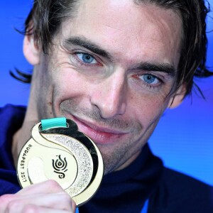 Camille Lacourt remportant son troisième titre mondial du 50 m dos, le cinquième titre planétaire de sa carrière pour sa toute dernière course, dimanche 30 juillet 2017 à Budapest.