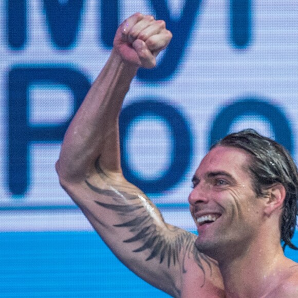 Camille Lacourt remportant son troisième titre mondial du 50 m dos, le cinquième titre planétaire de sa carrière pour sa toute dernière course, dimanche 30 juillet 2017 à Budapest.