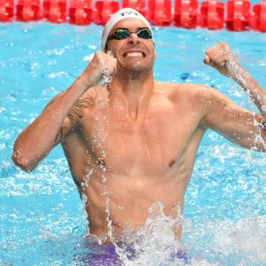 Camille Lacourt remportant son troisième titre mondial du 50 m dos, le cinquième titre planétaire de sa carrière pour sa toute dernière course, dimanche 30 juillet 2017 à Budapest.