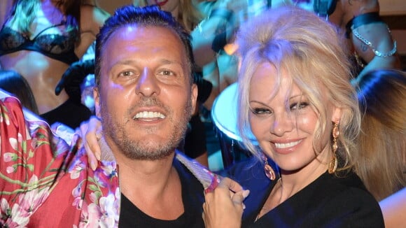 Pamela Anderson sexy devant Sting très amoureux, réunis pour Jean-Roch