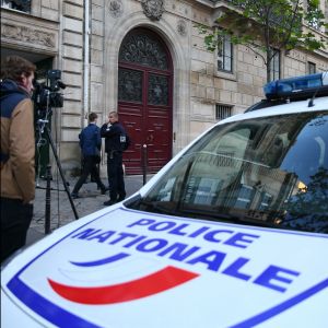 La Police Technique et Scientifique quitte l'hôtel résidence où Kim Kardashian a été attaquée par des hommes armés. Paris, le 3 octobre 2016.