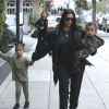 Kim Kardashian et ses enfants North et Saint à Woodland Hills, le 19 février 2017.