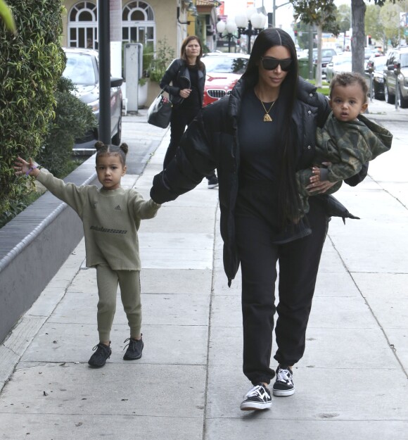 Kim Kardashian et ses enfants North et Saint à Woodland Hills, le 19 février 2017.