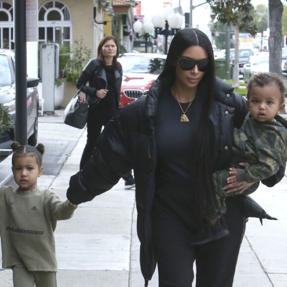 Kim Kardashian et ses enfants North et Saint à Woodland Hills, le 19 février 2017.