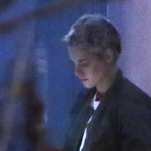 Exclusif - Kristen Stewart fume une cigarette lors d'une pause sur le tournage de ‘JT Leroy’ à Winnipeg au Canada, le 30 juillet 2017