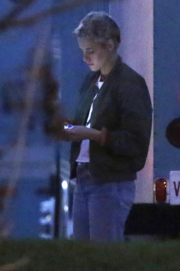 Exclusif - Kristen Stewart fume une cigarette lors d'une pause sur le tournage de ‘JT Leroy’ à Winnipeg au Canada, le 30 juillet 2017