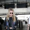 Kristen Stewart et sa compagne Stella Maxwell arrivent à l'aéroport de Los Angeles (LAX), le 29 juin 2017. Kristen Stewart and her girlfriend Stella Maxwell arrive at Los Angeles airport (LAX). June 29th, 2017.29/06/2017 - Los Angeles