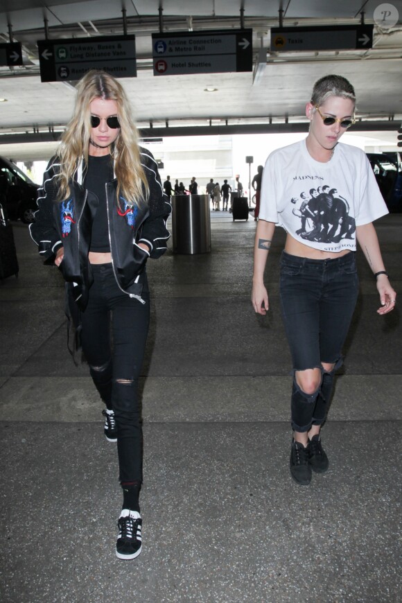 Kristen Stewart et sa compagne Stella Maxwell arrivent à l'aéroport de Los Angeles (LAX), le 29 juin 2017. Kristen Stewart and her girlfriend Stella Maxwell arrive at Los Angeles airport (LAX). June 29th, 2017.29/06/2017 - Los Angeles