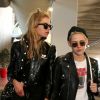 Semi Exclusif - Kristen Stewart et sa compagne Stella Maxwell arrivent à l'aéroport de Orly en provenance de Brives le 16 juin 2017. Le couple s'est changé avant de quitter l'aérogare.