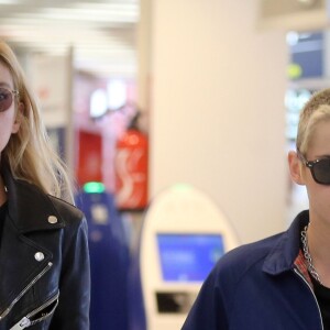 Kristen Stewart et sa compagne Stella Maxwell arrivent à l'aéroport de Orly près de Paris le 14 juin 2017.