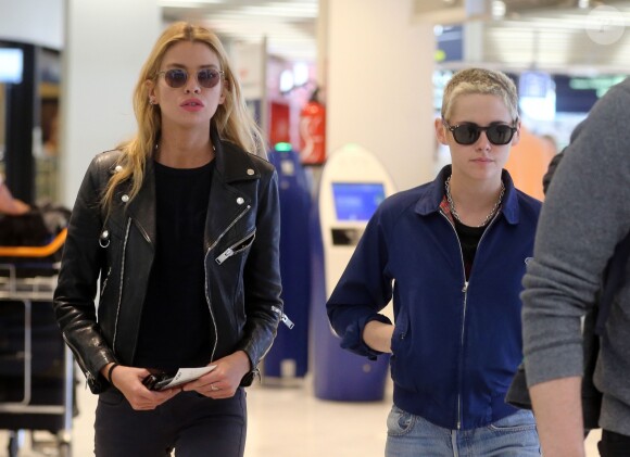 Kristen Stewart et sa compagne Stella Maxwell arrivent à l'aéroport de Orly près de Paris le 14 juin 2017.
