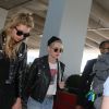 Kristen Stewart et sa compagne Stella Maxwell arrivent à l'aéroport de Paris Charles de Gaulle le 13 juin 2017.