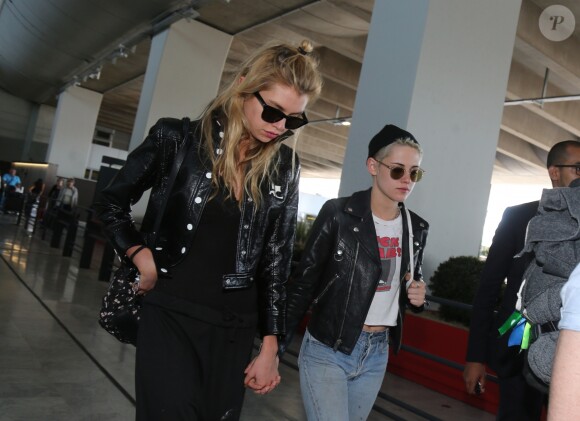 Kristen Stewart et sa compagne Stella Maxwell arrivent à l'aéroport de Paris Charles de Gaulle le 13 juin 2017.