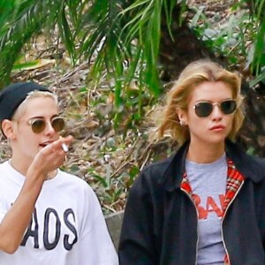 Kristen Stewart est allée diner avec sa compagne Stella Maxwell à Studio City. Kristen Stewart tire la langue et fait un doigt d'honneur aux photographes! Le 8 juin 2017