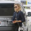 Exclusif - Chloë Grace Moretz met de l'essence dans sa voiture à Studio City, le 2 août 2017