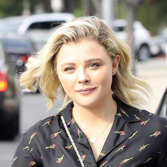 Chloë Grace Moretz fait du shopping avec une amie chez Express à Beverly Hills, le 1er août 2017