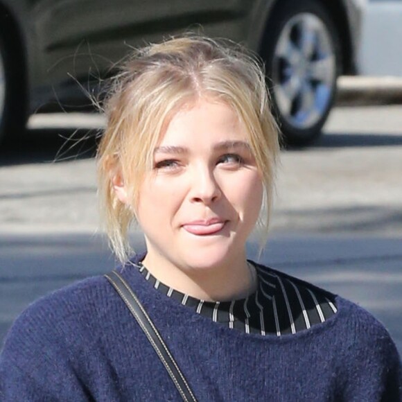 Chloe Grace Moretz fait le plein de carburant de sa voiture avant de se rendre chez son coiffeur à Hollywood le 2 décembre 2016