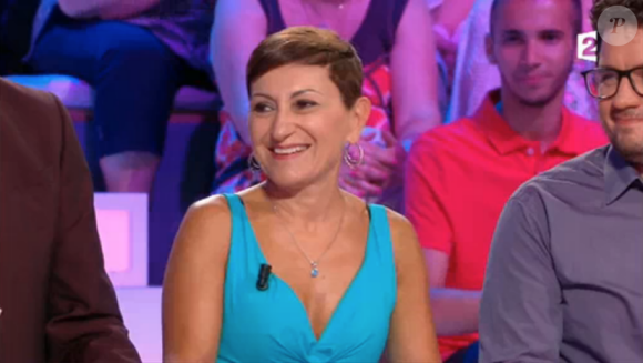 Le présentateur Nagui plaisante devant deux candidates de "Tout le monde veut prendre sa place", le 3 août 2017 sur France 2.