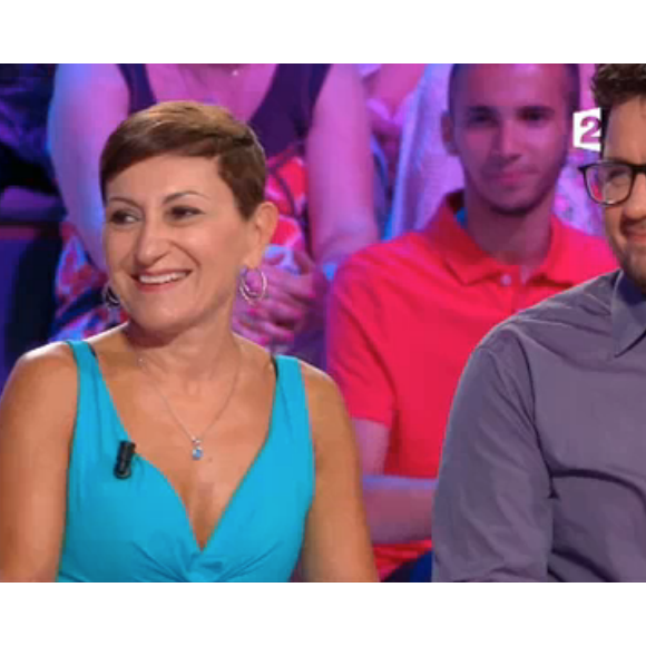 Le présentateur Nagui plaisante devant deux candidates de "Tout le monde veut prendre sa place", le 3 août 2017 sur France 2.