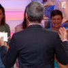 Nagui, très amusé, plaisante devant deux candidates de "Tout le monde veut prendre sa place", le 3 août 2017 sur France 2.