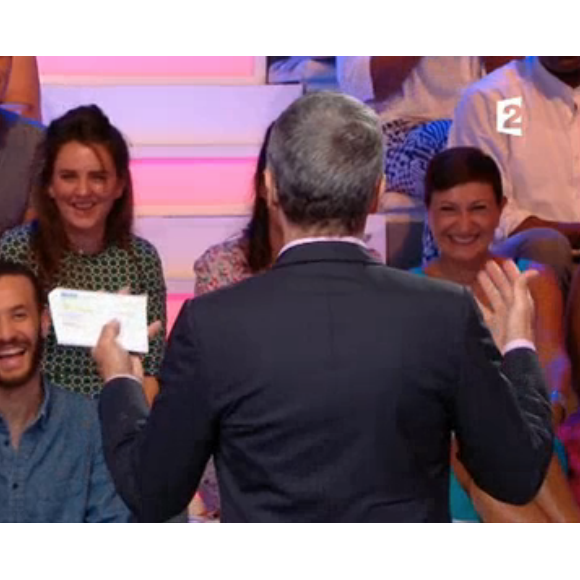 Nagui, très amusé, plaisante devant deux candidates de "Tout le monde veut prendre sa place", le 3 août 2017 sur France 2.