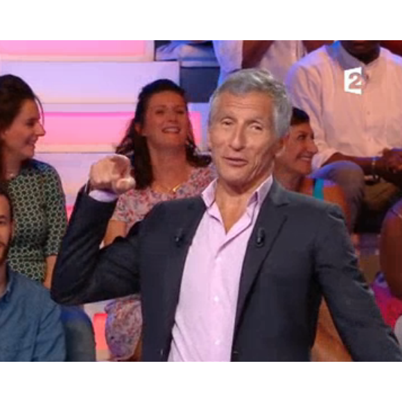L'animateur star Nagui plaisante devant deux candidates de "Tout le monde veut prendre sa place", le 3 août 2017 sur France 2.
