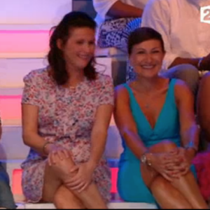 L'animateur Nagui plaisante devant deux candidates de "Tout le monde veut prendre sa place", le 3 août 2017 sur France 2.