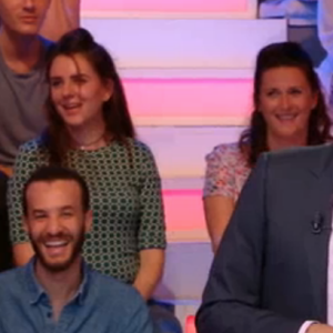 Nagui plaisante devant deux candidates de "Tout le monde veut prendre sa place", le 3 août 2017 sur France 2.