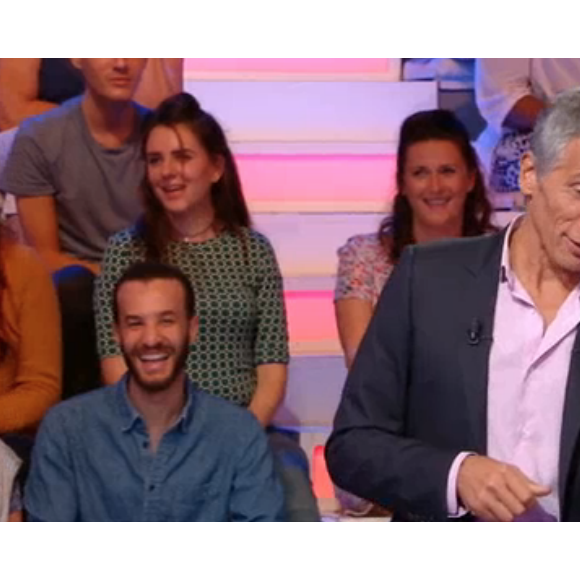 Nagui plaisante devant deux candidates de "Tout le monde veut prendre sa place", le 3 août 2017 sur France 2.