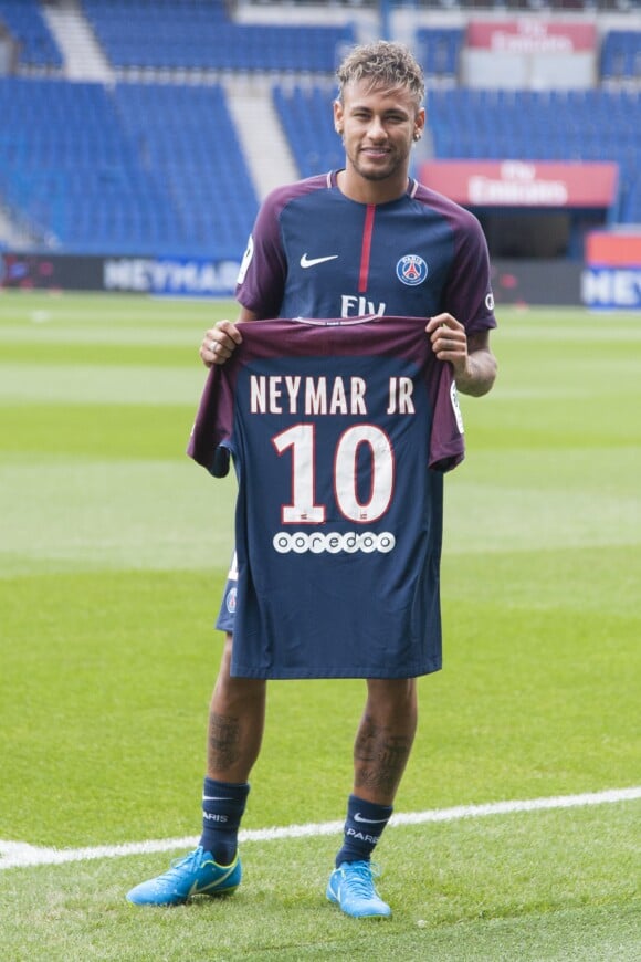 Neymar Jr en conférence de presse au Parc des Princes pour son entrée au club de football PSG (Paris Saint-Germain). Le 4 août 2017 © Pierre Perusseau / Bestimage