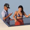 Le joueur de football brésilien Neymar et sa compagne Bruna Marquezine en vacances avec des amis sur un yacht à Ibiza en Espagne le 25 juillet 2014.