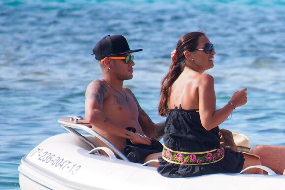 Le footballeur Neymar (Neymar da Silva Santos Júnior) montre ses tatouages en vacances avec des amis à Ibiza, le 28 juillet 2015.
