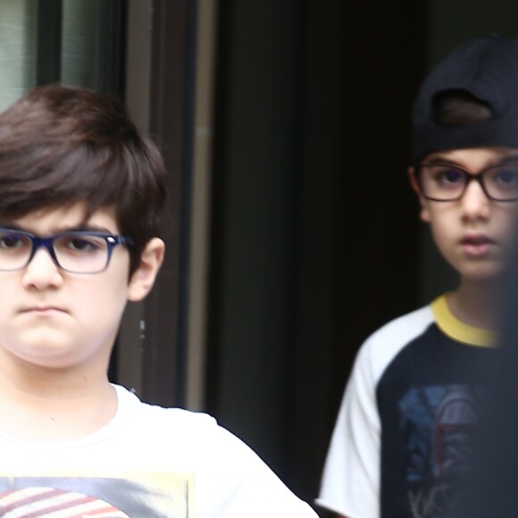 Exclusif - Eddy et Nelson, les jumeaux de Céline Dion, à la sortie de l'hôtel Royal Monceau à Paris le 1er août 2017.