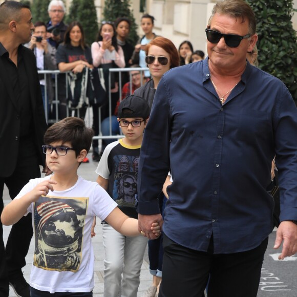 Exclusif - Eddy et Nelson, les jumeaux de Céline Dion, à la sortie de l'hôtel Royal Monceau à Paris le 1er août 2017.