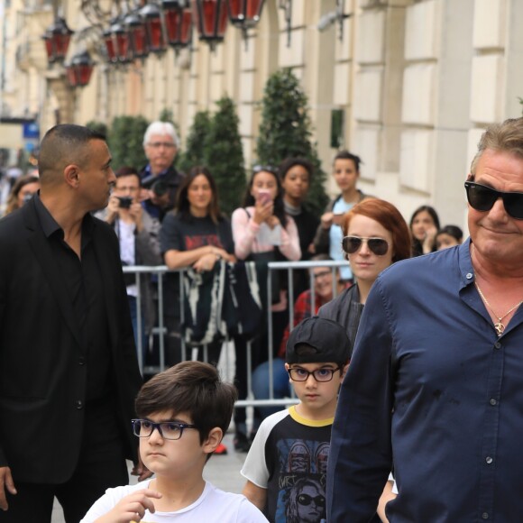 Exclusif - Eddy et Nelson, les jumeaux de Céline Dion, à la sortie de l'hôtel Royal Monceau à Paris le 1er août 2017.
