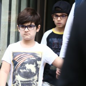 Exclusif - Eddy et Nelson, les jumeaux de Céline Dion, à la sortie de l'hôtel Royal Monceau à Paris le 1er août 2017.
