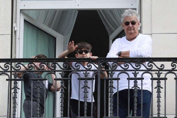 Eddy et Nelson, les jumeaux de Céline Dion, regardent la répétition des avions pour le 14 juillet en compagnie d'Alain Sylvestre (le mari de Linda Dion, soeur de Céine Dion) et de leur nounou sur le balcon de leur hôtel à Paris, le 11 juillet 2017. 