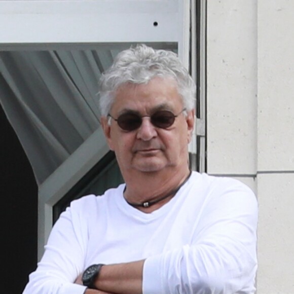 Eddy et Nelson, les jumeaux de Céline Dion, regardent la répétition des avions pour le 14 juillet en compagnie d'Alain Sylvestre (le mari de Linda Dion, soeur de Céine Dion) et de leur nounou sur le balcon de leur hôtel à Paris, le 11 juillet 2017. 