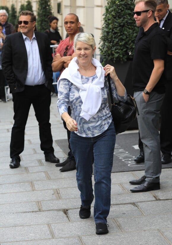 Exclusif -  Linda Dion (soeur de Céline Dion) à la sortie de l'hôtel Royal Monceau à Paris le 1er août 2017.
