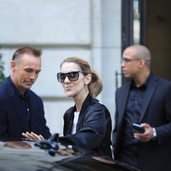 Céline Dion à la sortie de son hôtel, le Royal Monceau, à Paris, le 5 août 2017, pour aller prendre un avion pour Glasgow où elle va donner le dernier concert de sa tournée en Europe.